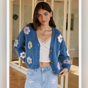 KNIT V-NECK BUTTON FLOWER . CIDER